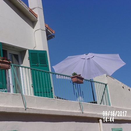 Stud Terras Ville Corniche 2 Pers Stat Gratuit Rue Modif Suivt Possib Et Accord Exclusif 马赛 外观 照片