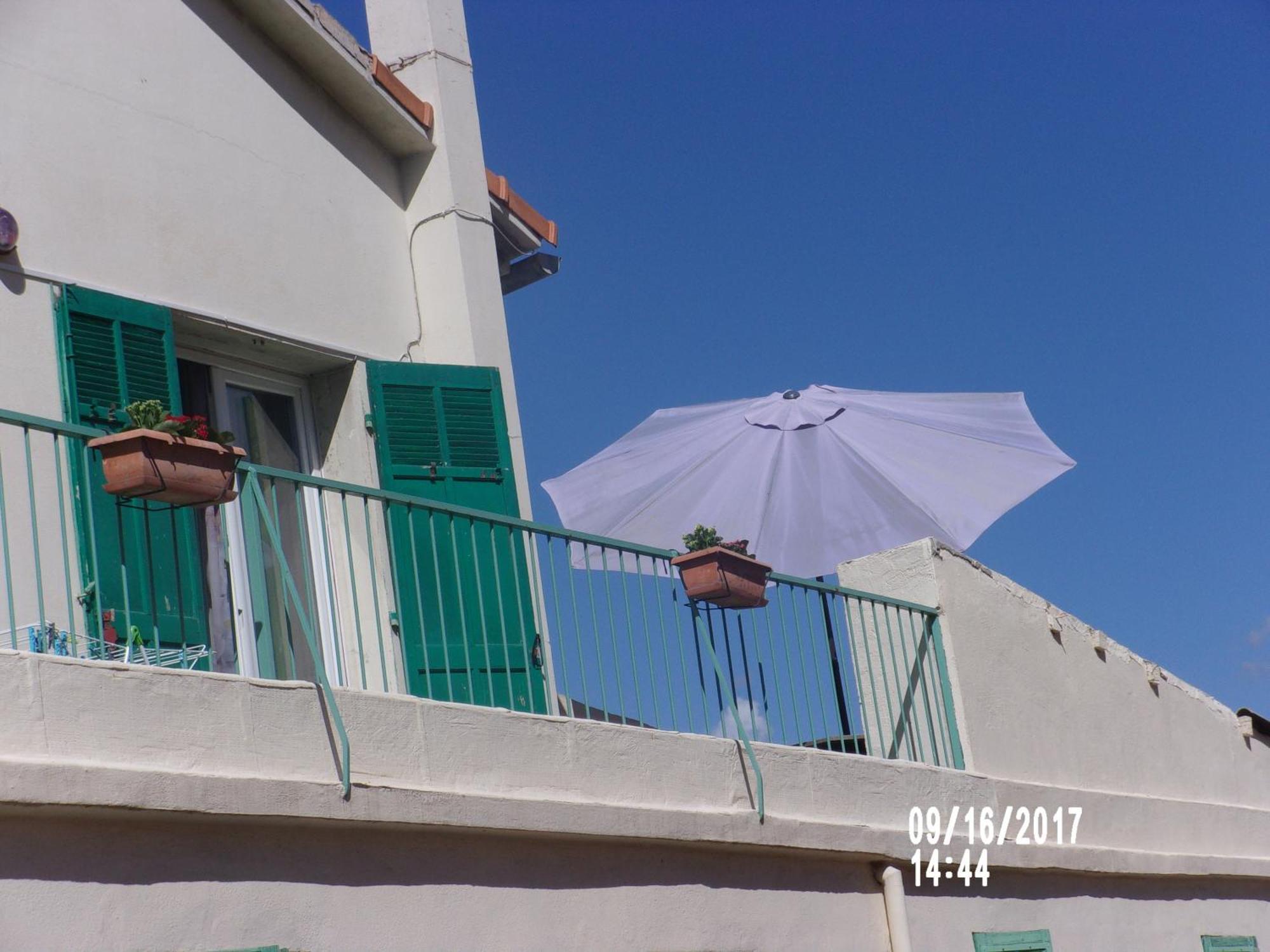 Stud Terras Ville Corniche 2 Pers Stat Gratuit Rue Modif Suivt Possib Et Accord Exclusif 马赛 外观 照片