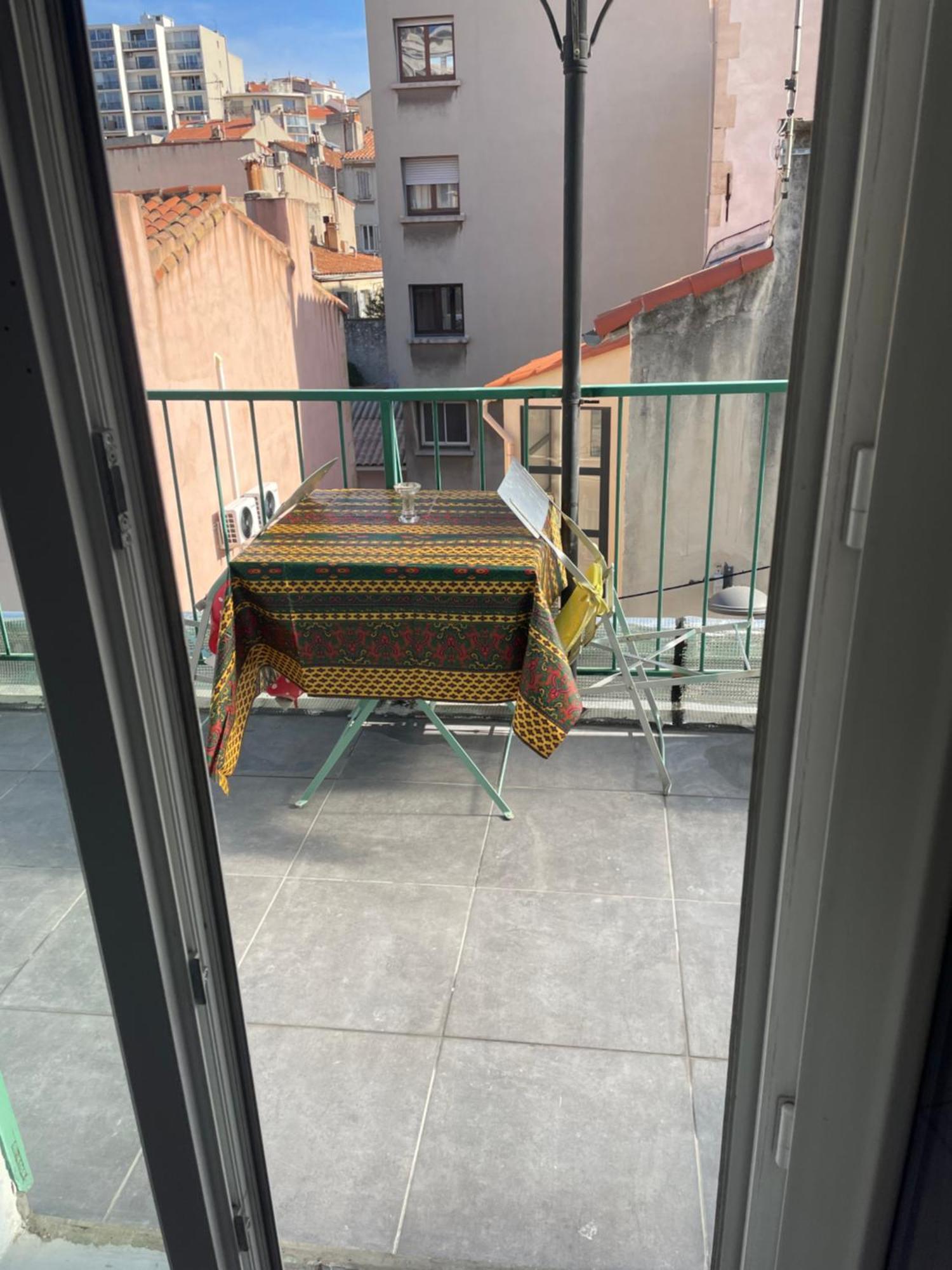 Stud Terras Ville Corniche 2 Pers Stat Gratuit Rue Modif Suivt Possib Et Accord Exclusif 马赛 外观 照片