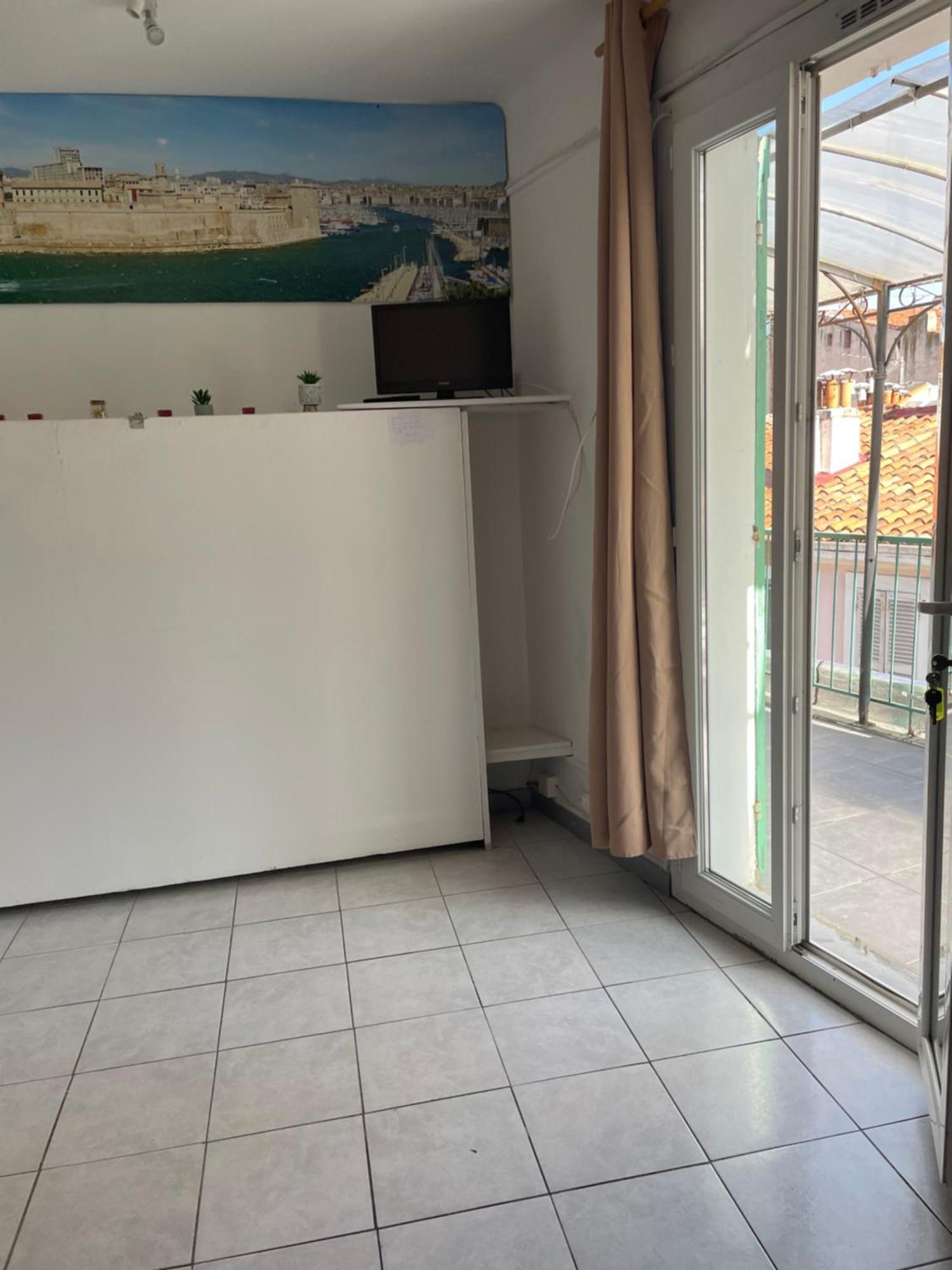 Stud Terras Ville Corniche 2 Pers Stat Gratuit Rue Modif Suivt Possib Et Accord Exclusif 马赛 外观 照片