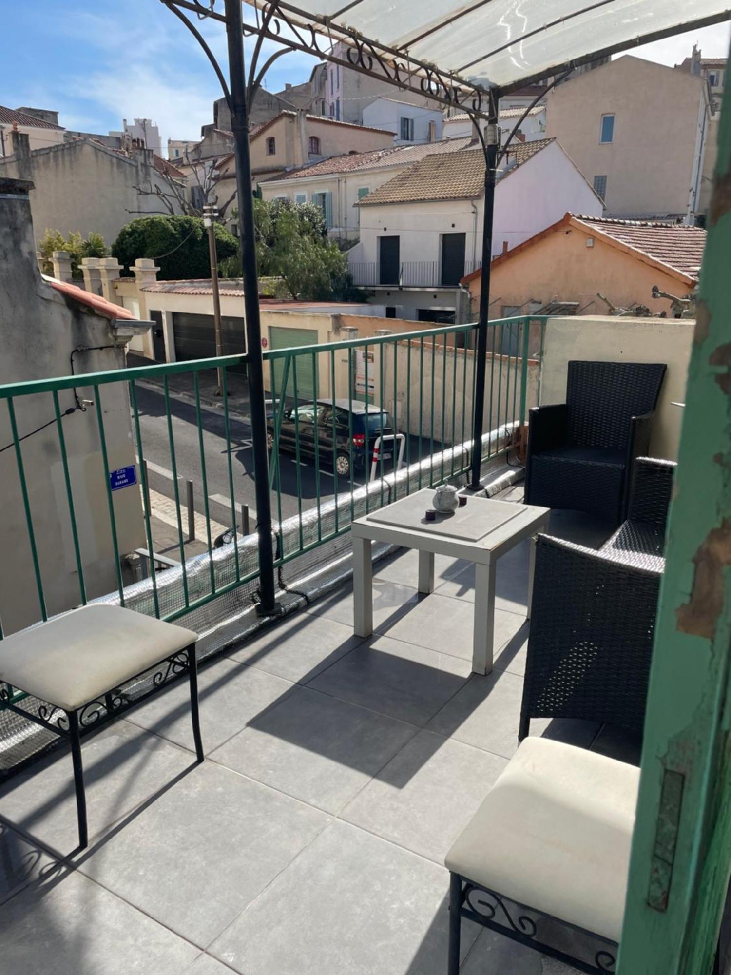 Stud Terras Ville Corniche 2 Pers Stat Gratuit Rue Modif Suivt Possib Et Accord Exclusif 马赛 外观 照片